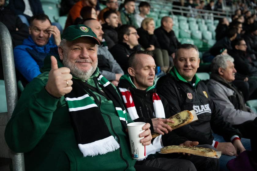 Kibice na meczu Śląska z Widzewem (2 marca 2024) na Tarczyński Arenie